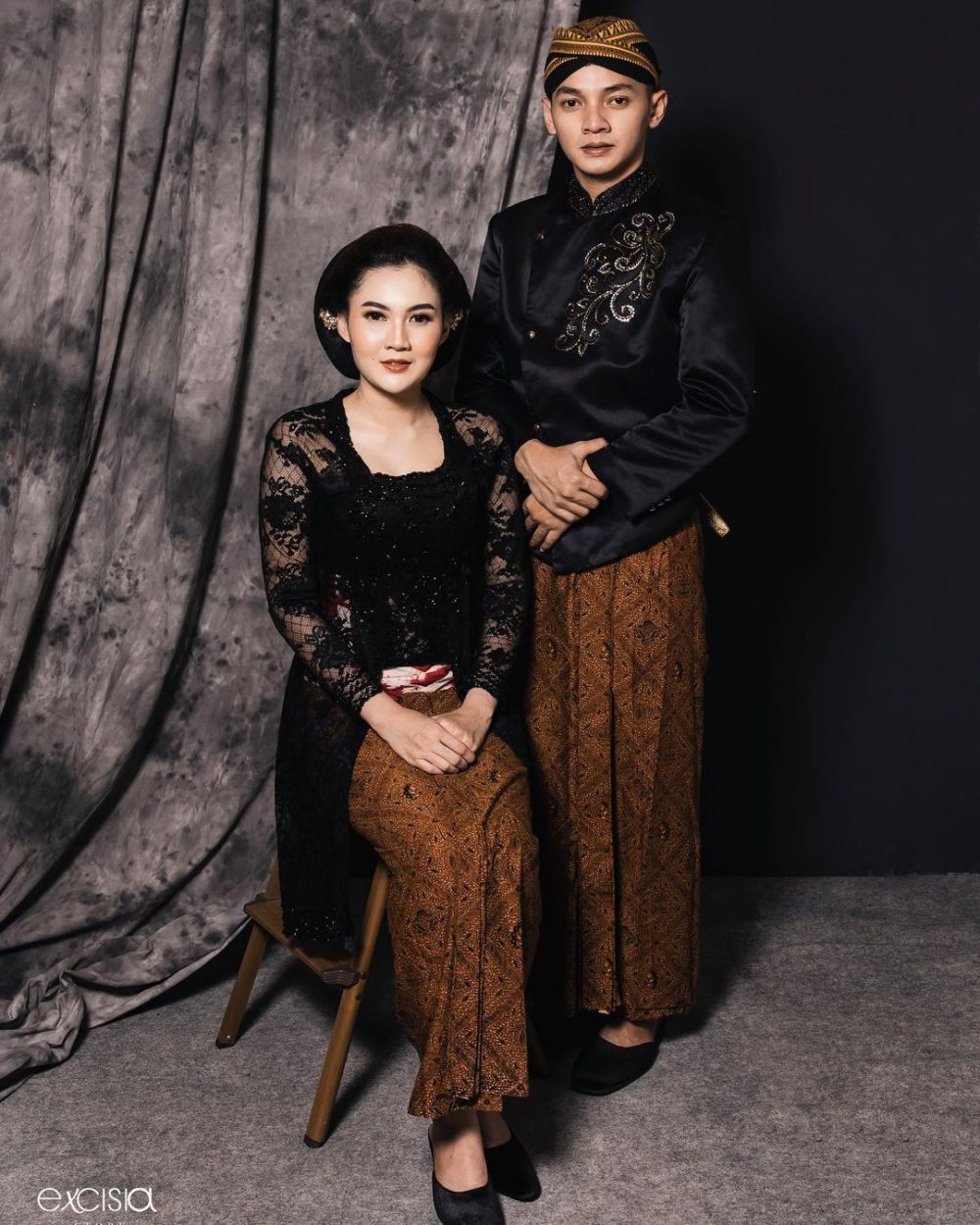 10 Beda gaya Nella Kharisma & Happy Asmara pakai kebaya, memesona