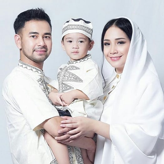 10 Potret seragam keluarga Raffi Ahmad saat Lebaran, jadi inspirasi