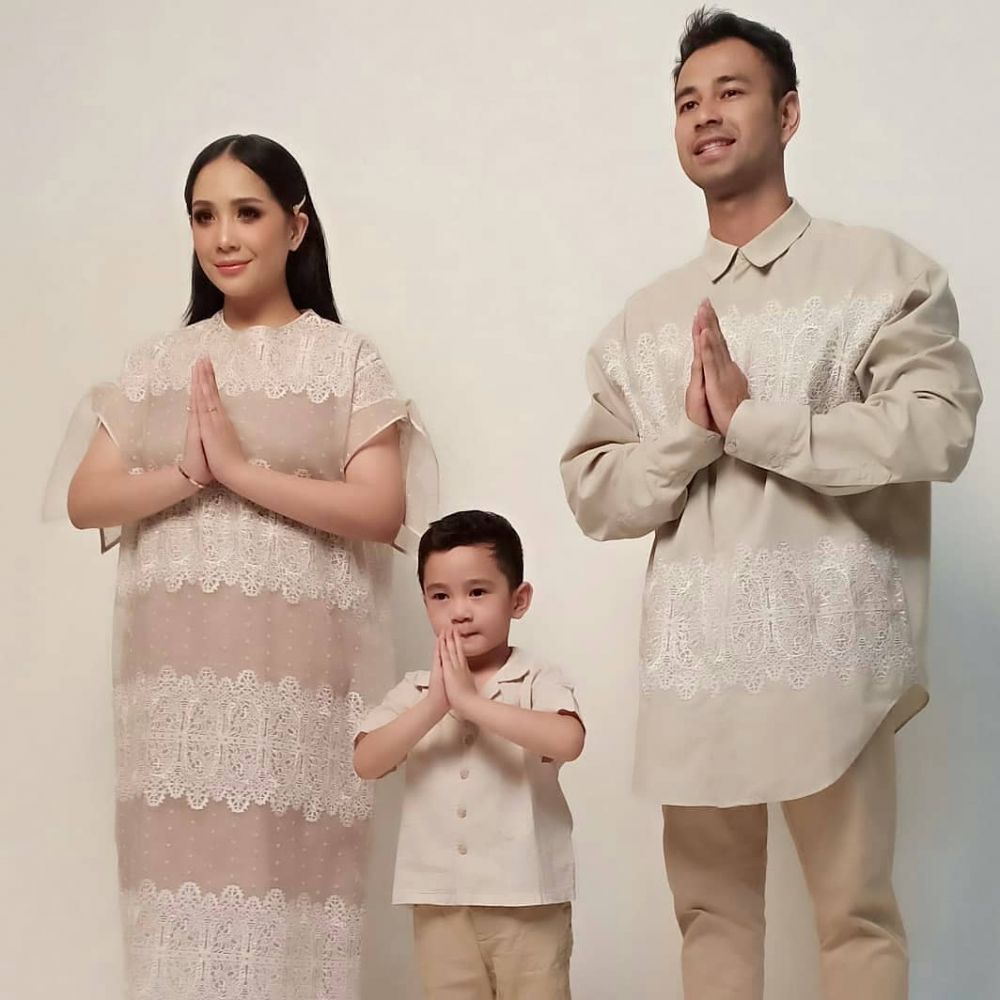 10 Potret seragam keluarga Raffi Ahmad saat Lebaran, jadi inspirasi