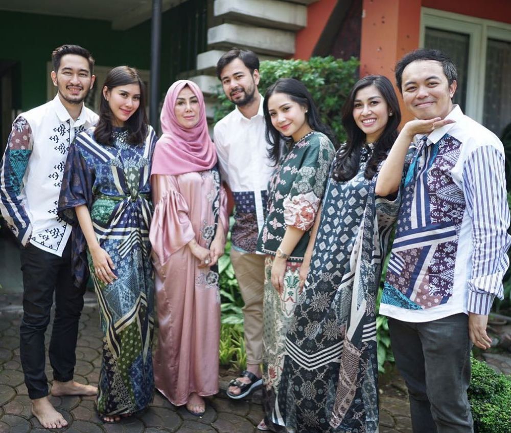 10 Potret seragam keluarga Raffi Ahmad saat Lebaran, jadi inspirasi