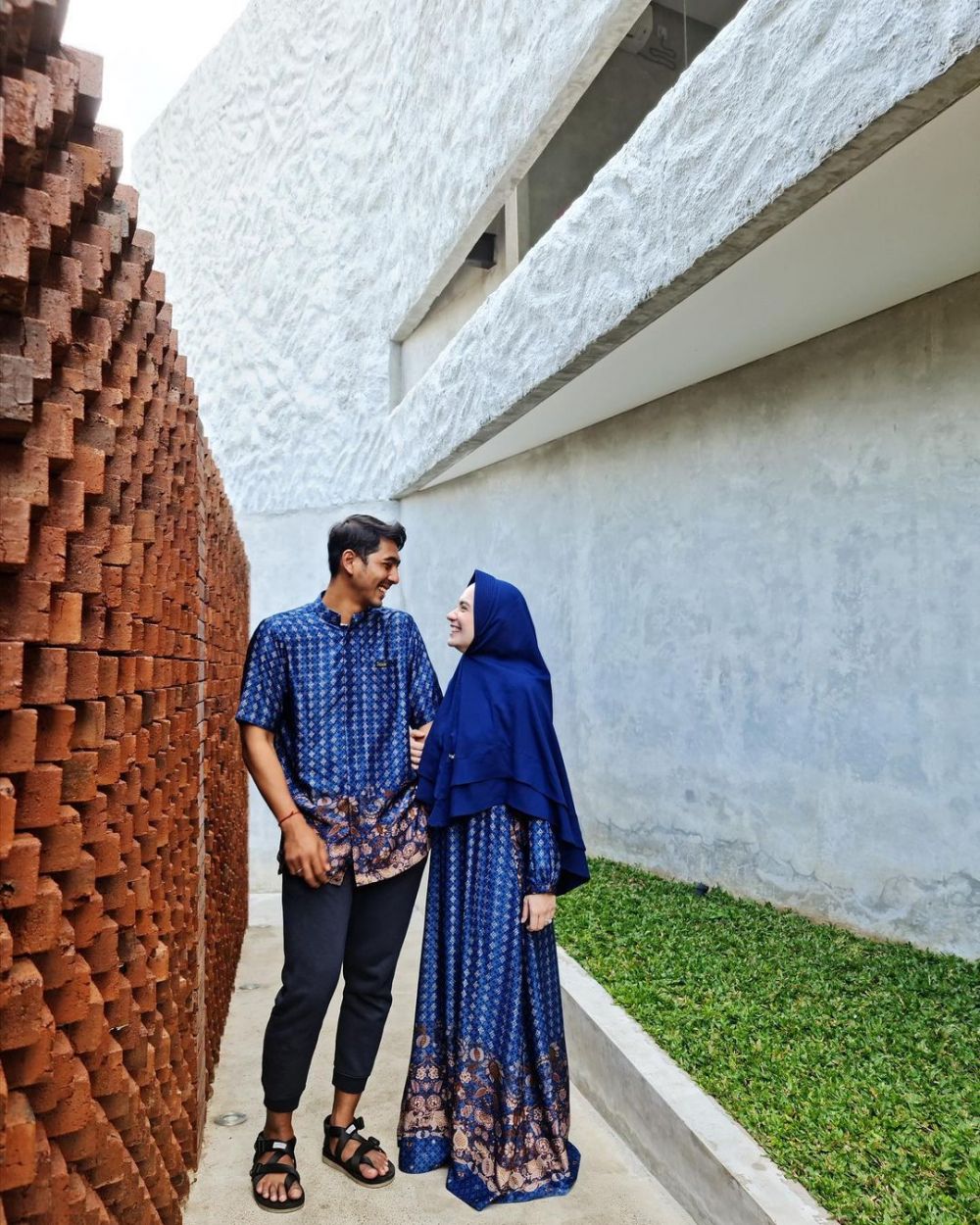 Potret 8 pasang seleb dengan busana muslim, Arya Saloka cool abis