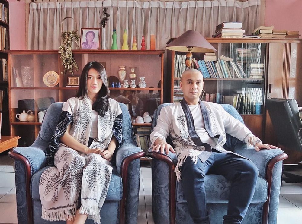 Potret 8 pasang seleb dengan busana muslim, Arya Saloka cool abis