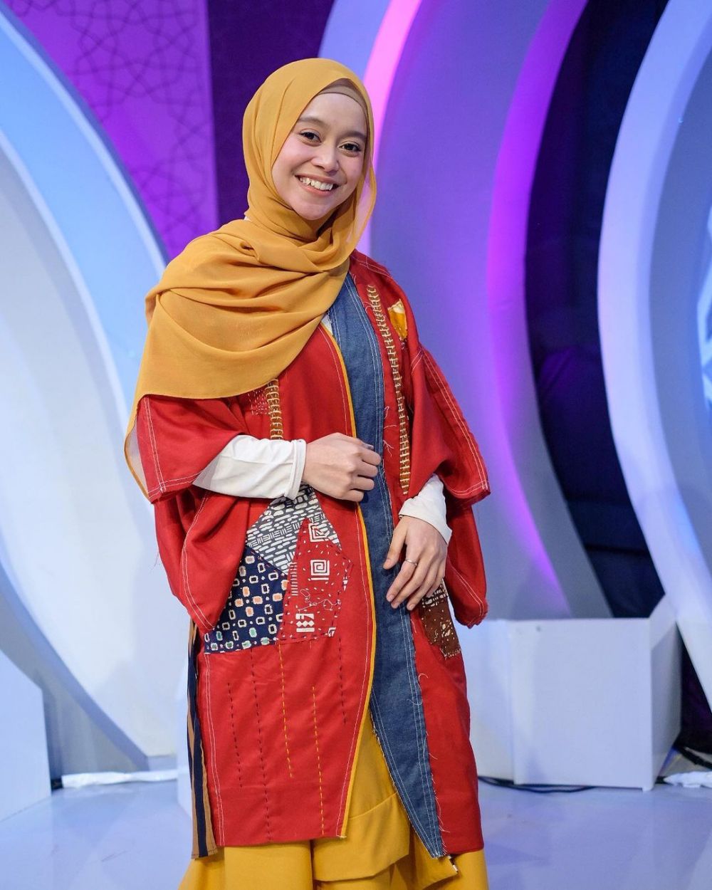Gaya outfit 8 seleb berhijab tema colorful, Tantri Namirah kece abis