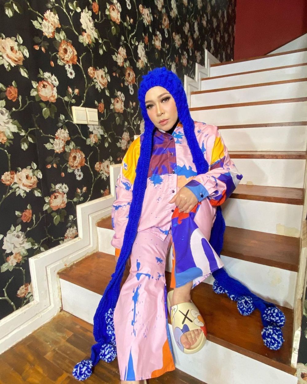 Gaya outfit 8 seleb berhijab tema colorful, Tantri Namirah kece abis