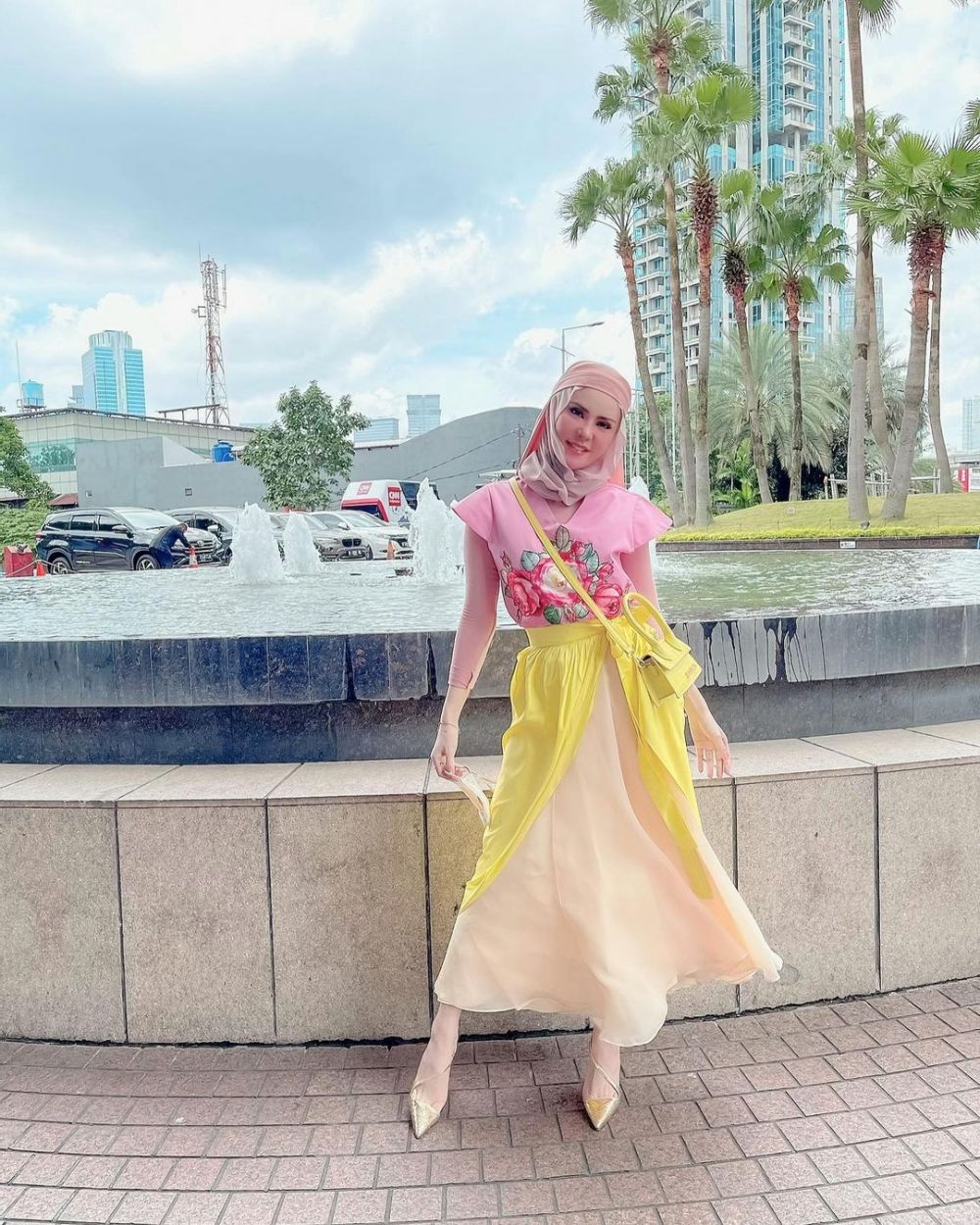 Gaya outfit 8 seleb berhijab tema colorful, Tantri Namirah kece abis