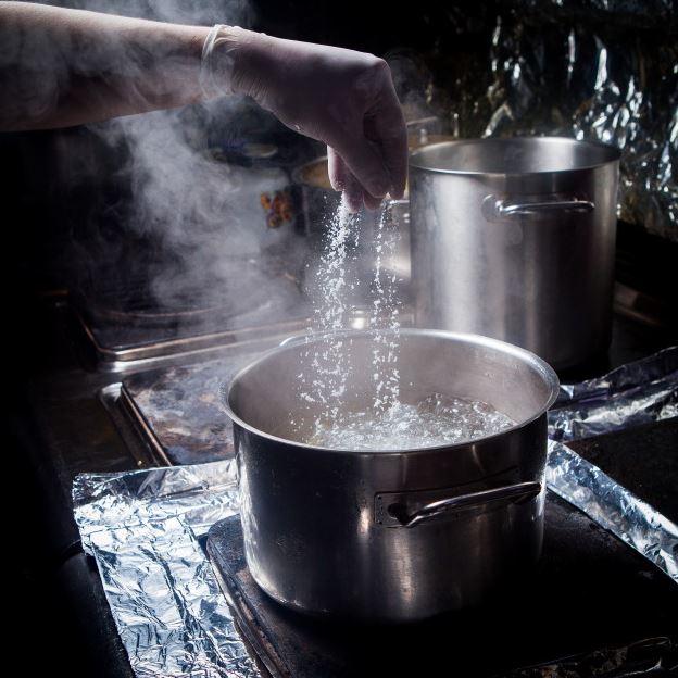 6 Cara mengupas kiwi yang benar agar tidak mudah hancur