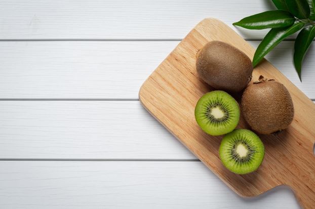 6 Cara mengupas kiwi yang benar agar tidak mudah hancur