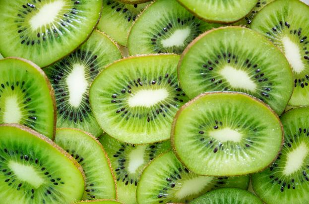 6 Cara mengupas kiwi yang benar agar tidak mudah hancur