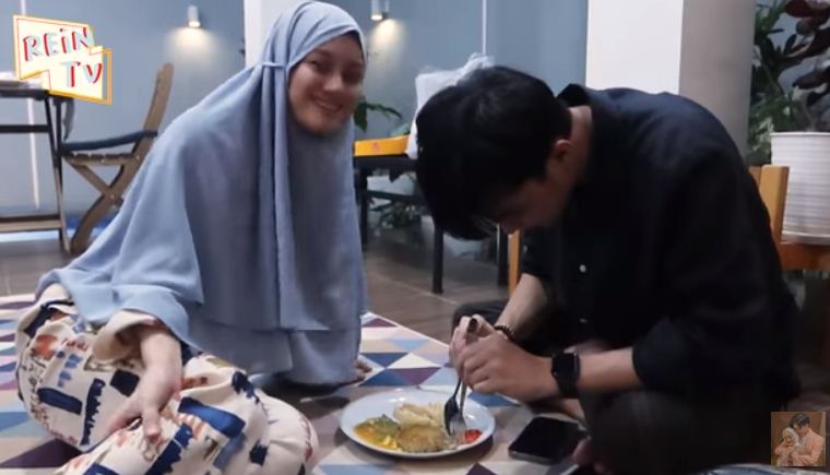 Dulu tak bisa masak, intip 11 momen Dinda Hauw bikin steak daging