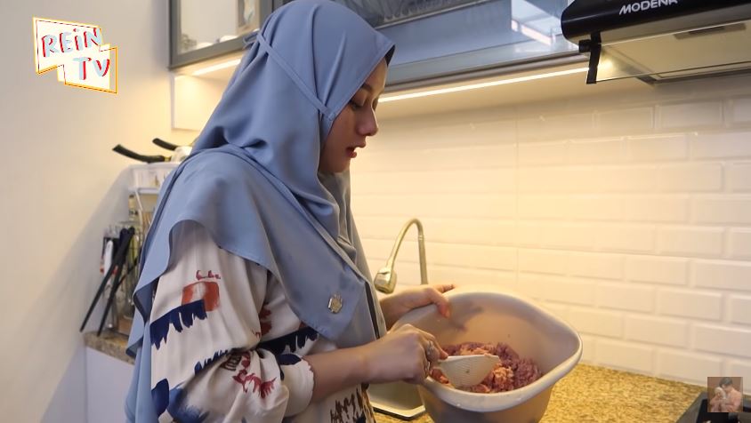 11 Momen Dinda Hauw belajar masak, bikin steak untuk Rey Mbayang