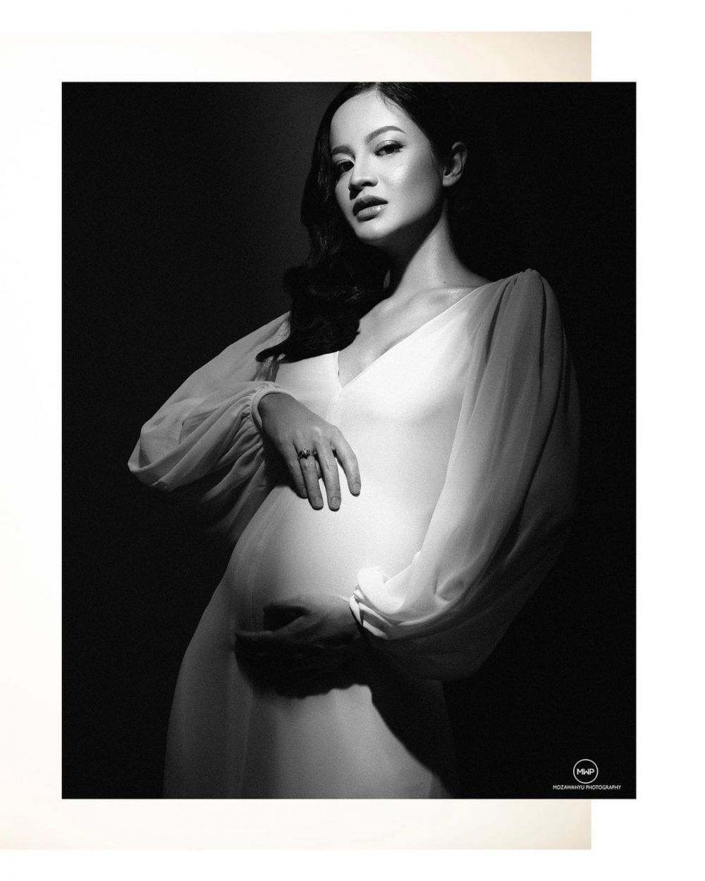 Hamil anak pertama, ini 8 potret maternity shoot Ovi Dian