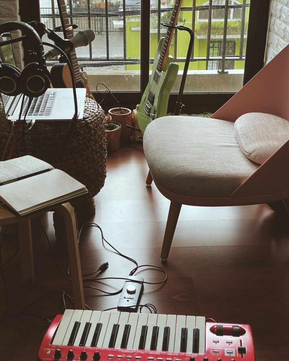 10 Penampakan rumah Kunto Aji, interiornya banyak tanaman