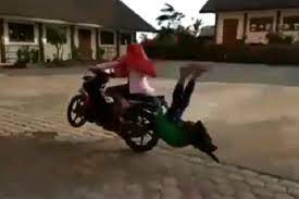 14 Aksi pamer atraksi motor ini endingnya bikin tepuk jidat