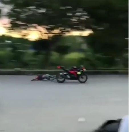 14 Aksi pamer atraksi motor ini endingnya bikin tepuk jidat