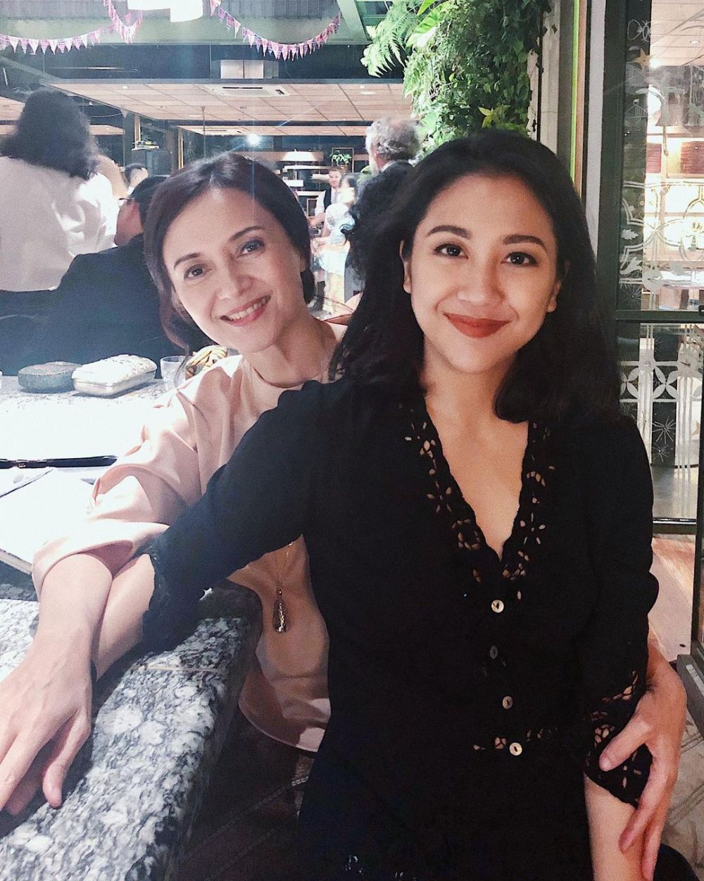 Potret kebersamaan 10 penyanyi cantik dan ibunya ini bak kakak adik