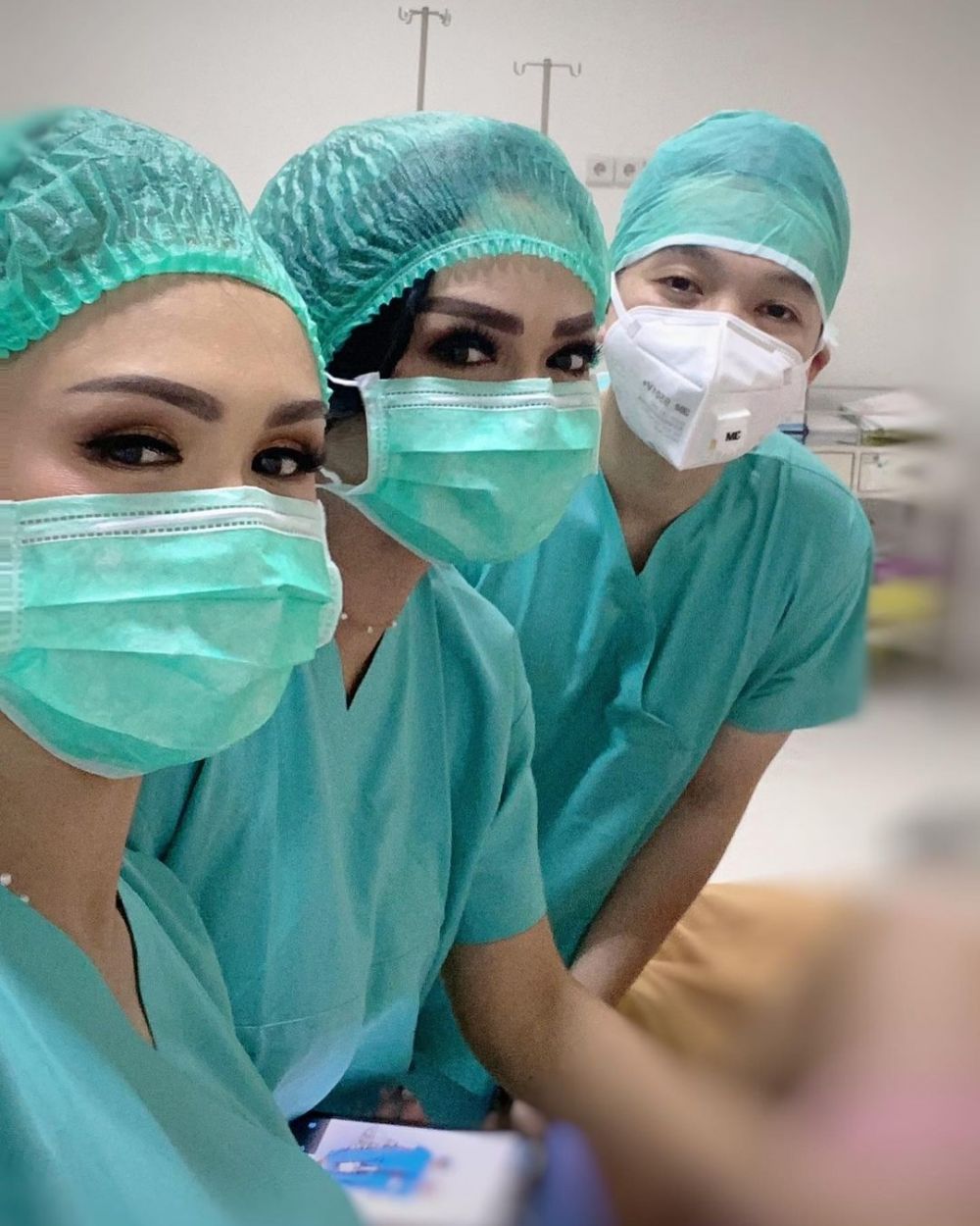 6 Momen kompak Yuni Shara dan Krisdayanti temani adiknya melahirkan