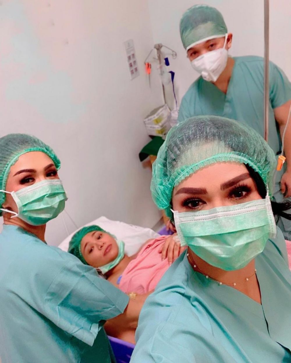 6 Momen kompak Yuni Shara dan Krisdayanti temani adiknya melahirkan