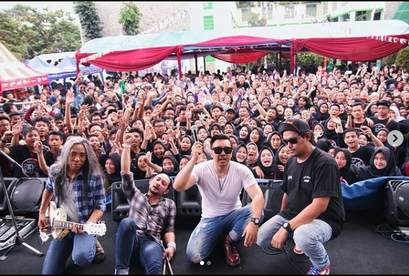 Emil & Pepeng keluar, ini 10 potret kebersamaan personel band Naif