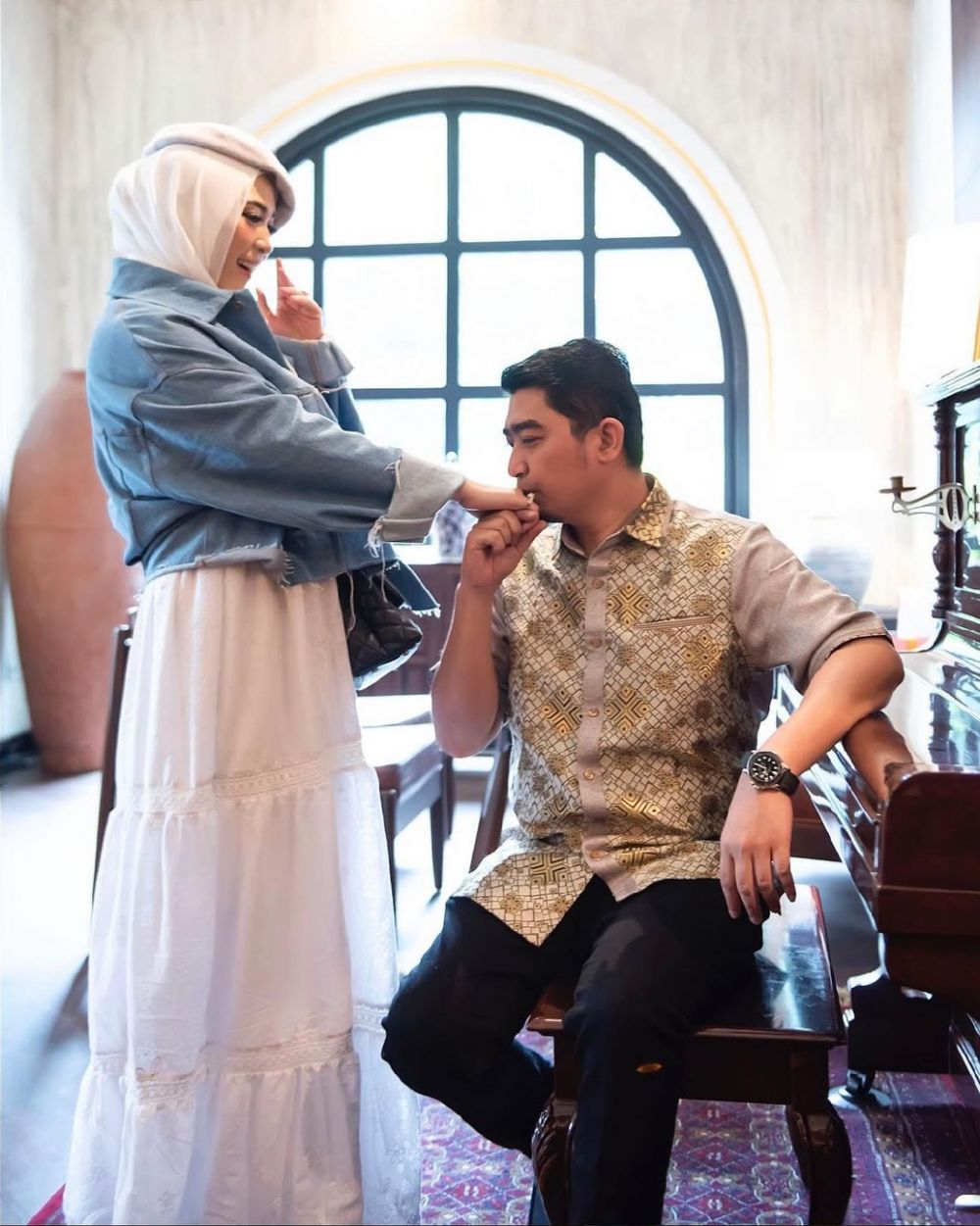 10 Beda gaya outfit April Jasmine dan Indri Giana, tampil kece