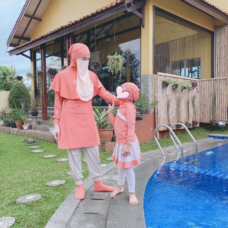 10 Beda gaya outfit April Jasmine dan Indri Giana, tampil kece