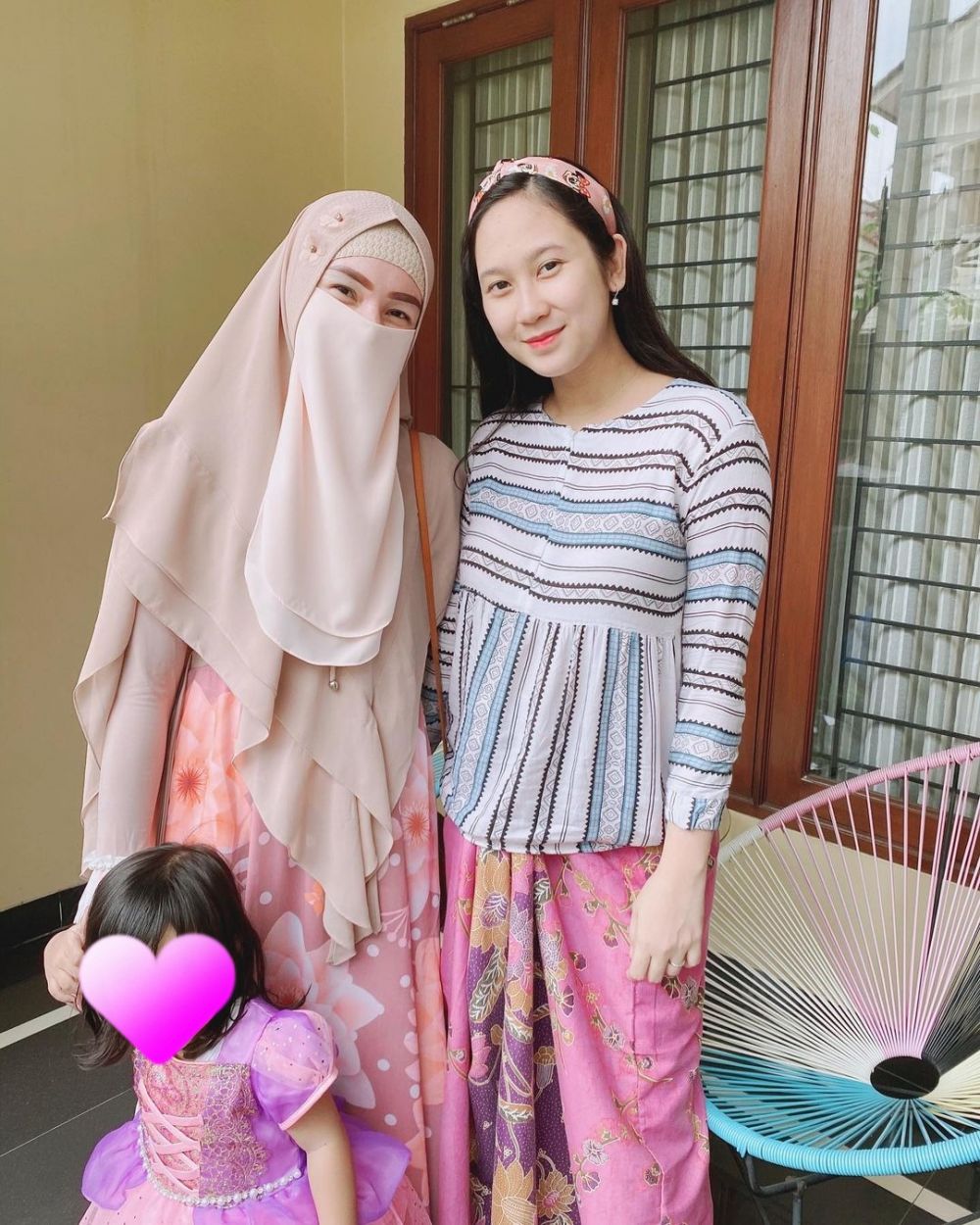 10 Beda gaya outfit April Jasmine dan Indri Giana, tampil kece