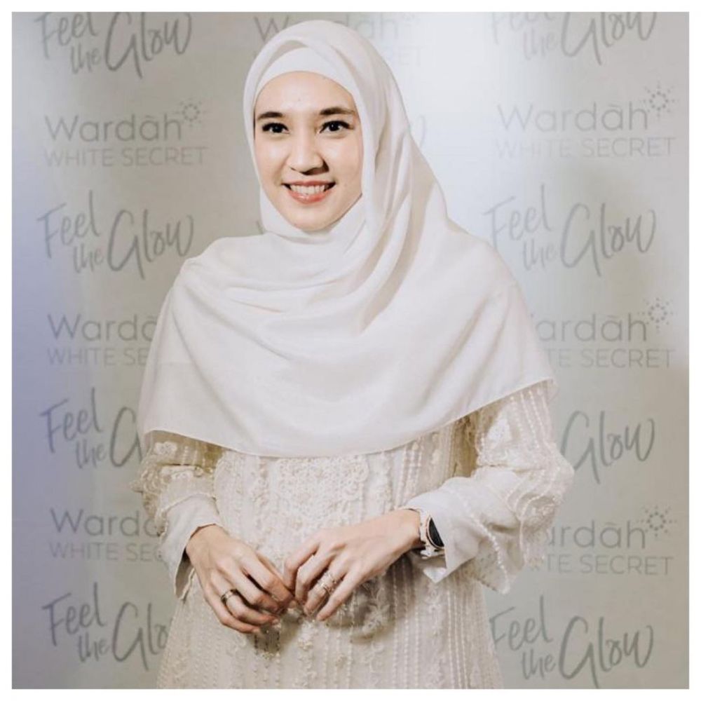 Kerap tampil natural, ini 10 potret Dhini Aminarti bermakeup tebal