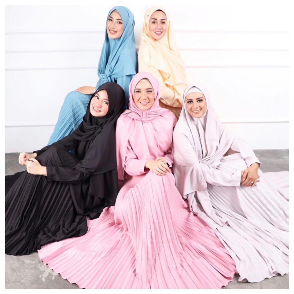 Kerap tampil natural, ini 10 potret Dhini Aminarti bermakeup tebal