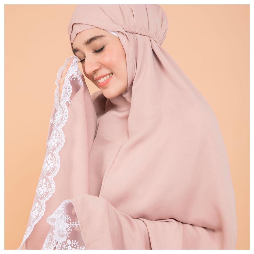 Kerap tampil natural, ini 10 potret Dhini Aminarti bermakeup tebal