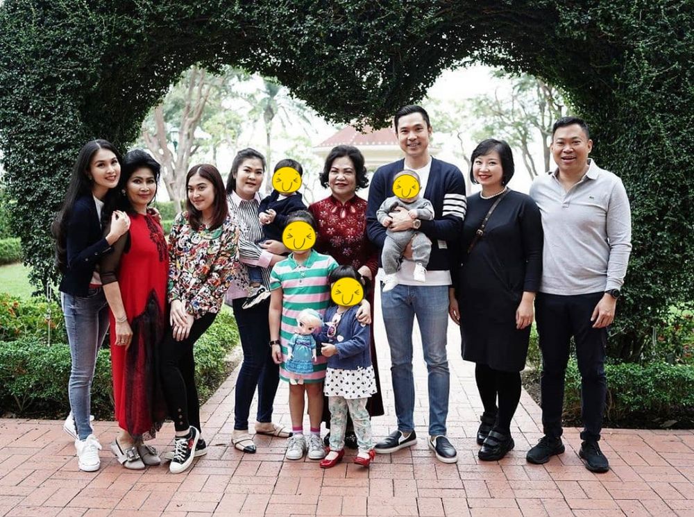 10 Potret kedekatan Sandra Dewi dan ibu mertua, penuh kehangatan