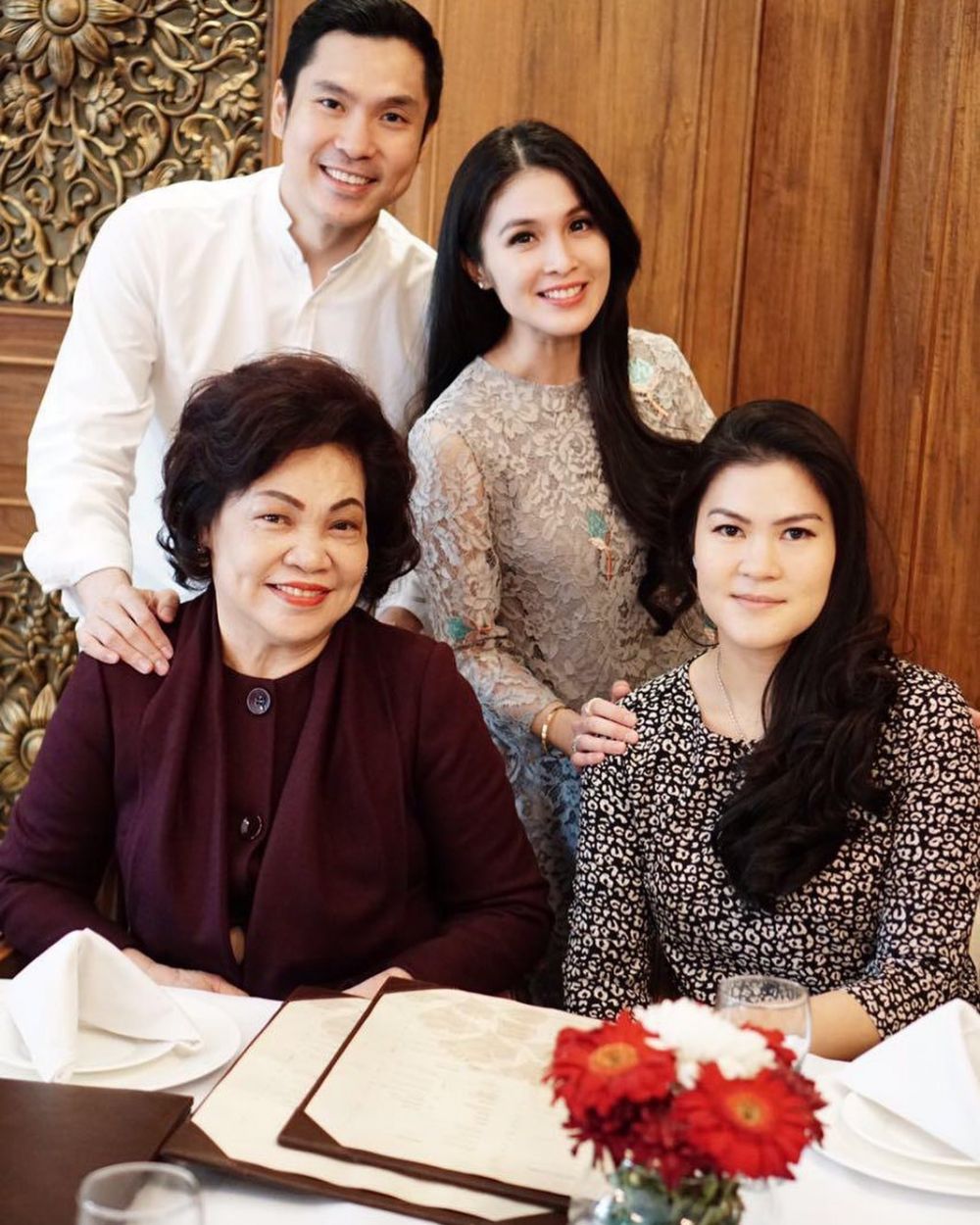 10 Potret kedekatan Sandra Dewi dan ibu mertua, penuh kehangatan