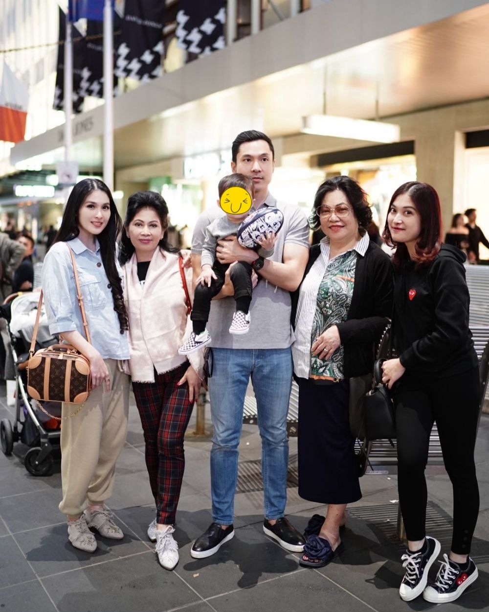 10 Potret kedekatan Sandra Dewi dan ibu mertua, penuh kehangatan