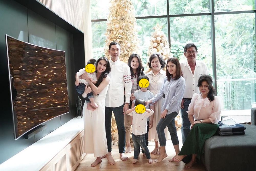 10 Potret kedekatan Sandra Dewi dan ibu mertua, penuh kehangatan