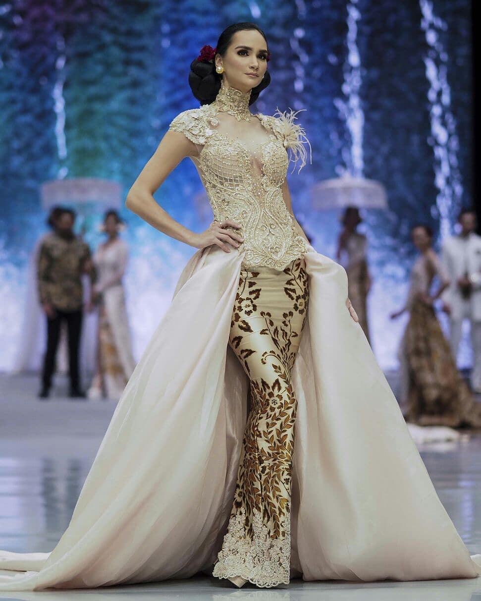 7 Pesona Ilmira Usmanova istri bule Teuku Zacky saat pakai kebaya