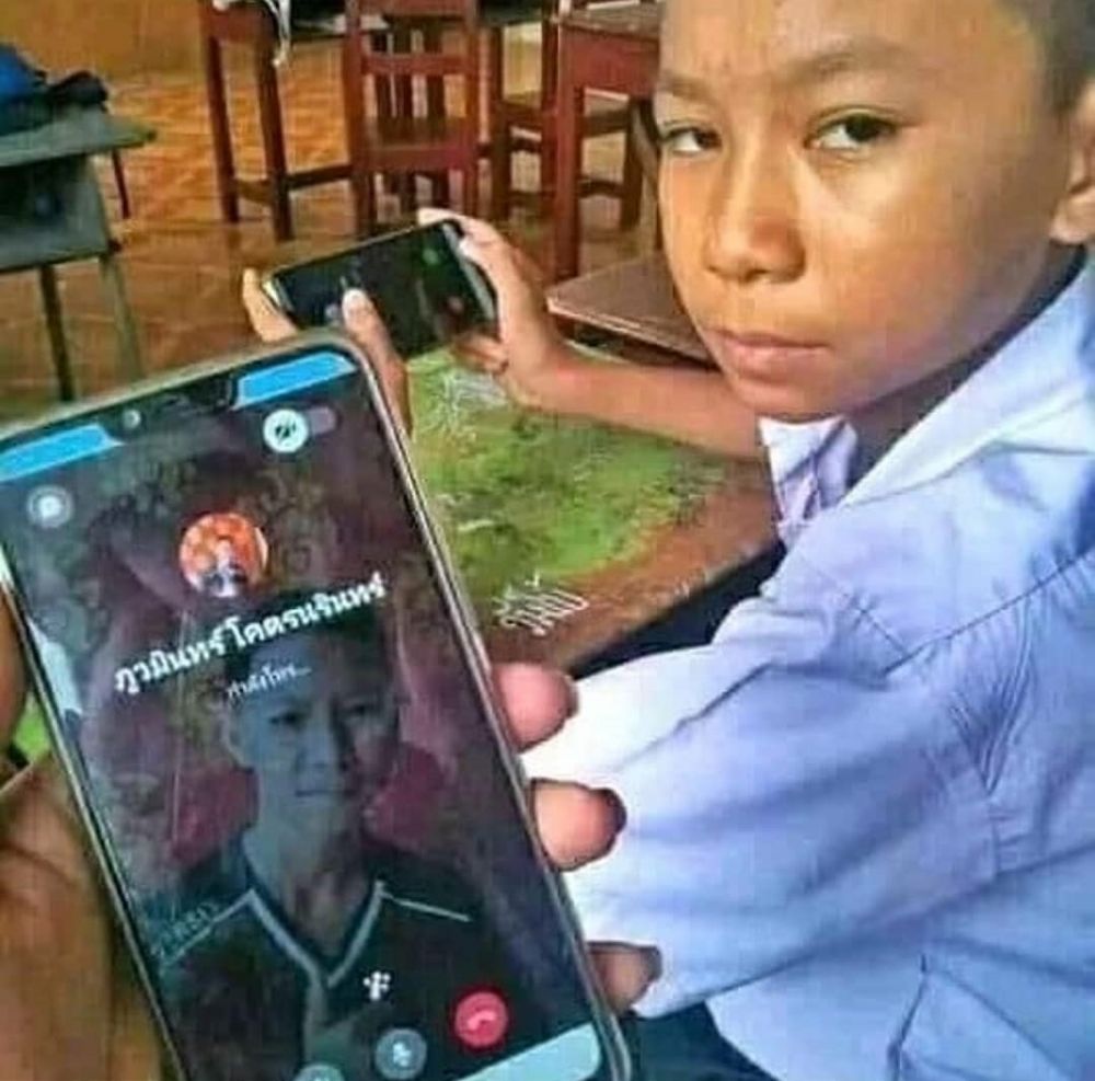 10 Aksi jahili teman di tempat umum, pengen ketawa takut dosa