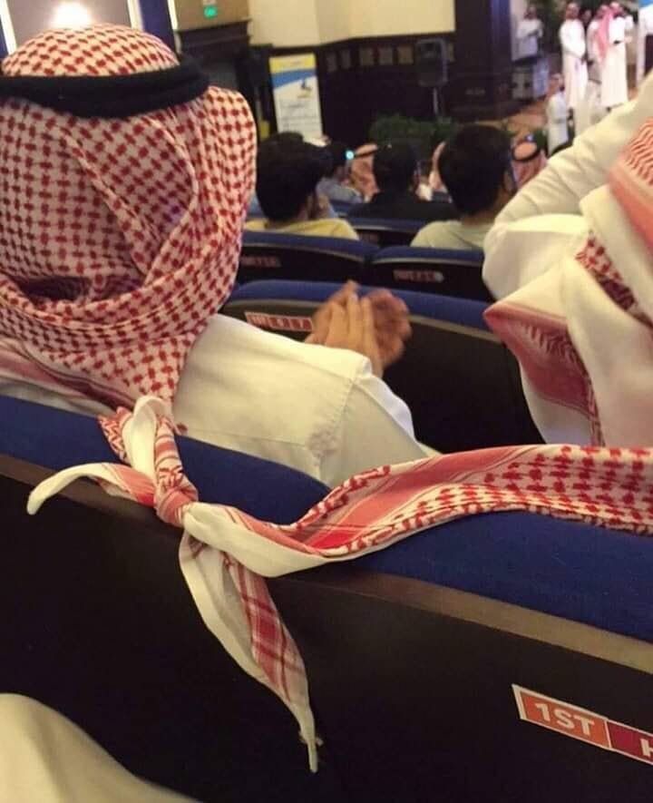 10 Aksi jahili teman di tempat umum, pengen ketawa takut dosa