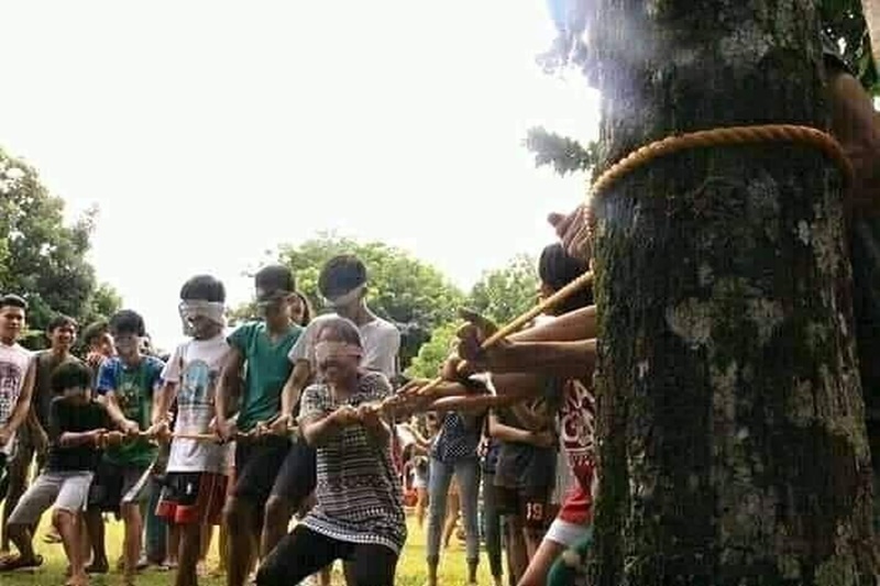 10 Aksi jahili teman di tempat umum, pengen ketawa takut dosa