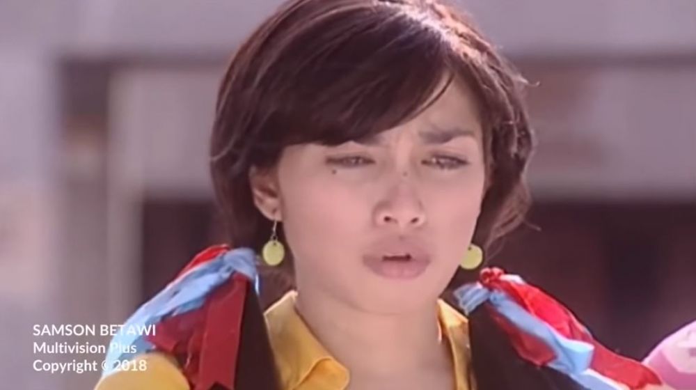 10 Potret lawas Ussy Sulistiawaty main sinetron, gayanya ikonik