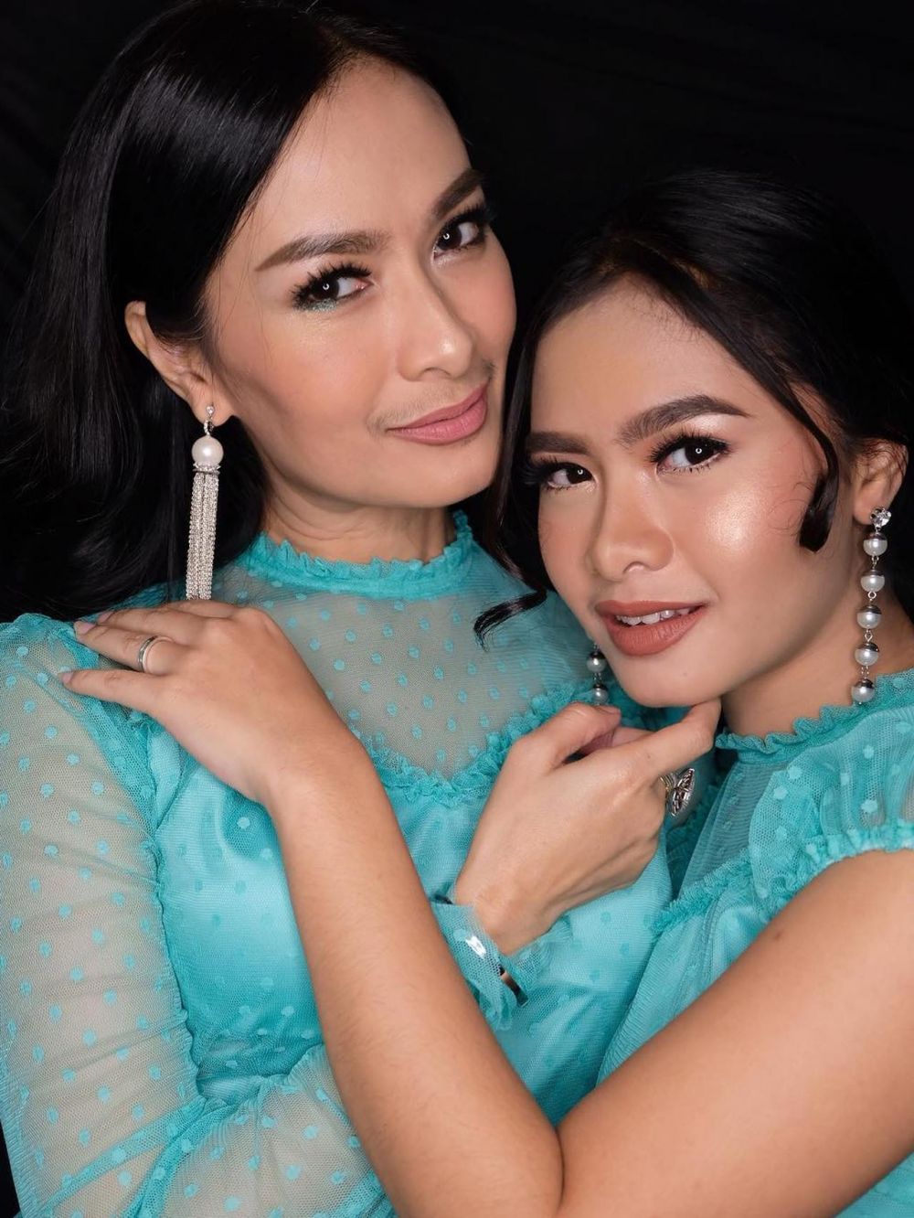 Potret 11 penyanyi wanita bareng anak, foto Iis Dahlia curi perhatian