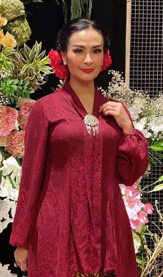 Beda gaya 5 seleb istri pilot saat pakai kebaya, memesona