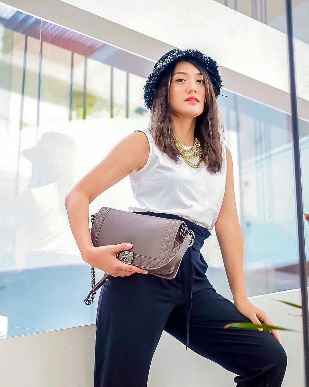 Pesona 10 istri YouTuber Tanah Air, cantiknya bikin susah kedip