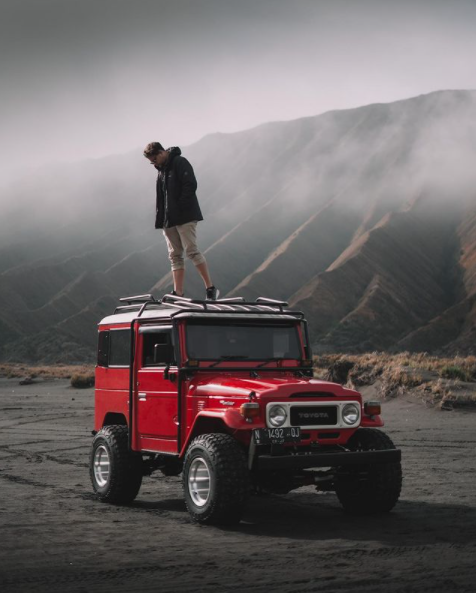 12 Gaya Stuart Collin keliling Indonesia, keren dan cool abis