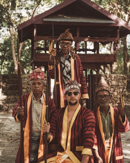 12 Gaya Stuart Collin keliling Indonesia, keren dan cool abis