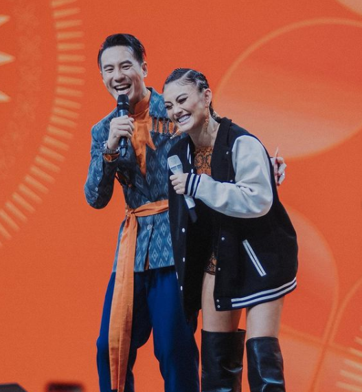 Bersahabat sejak lama, 9 foto kebersamaan Agnez Mo dan Daniel Mananta