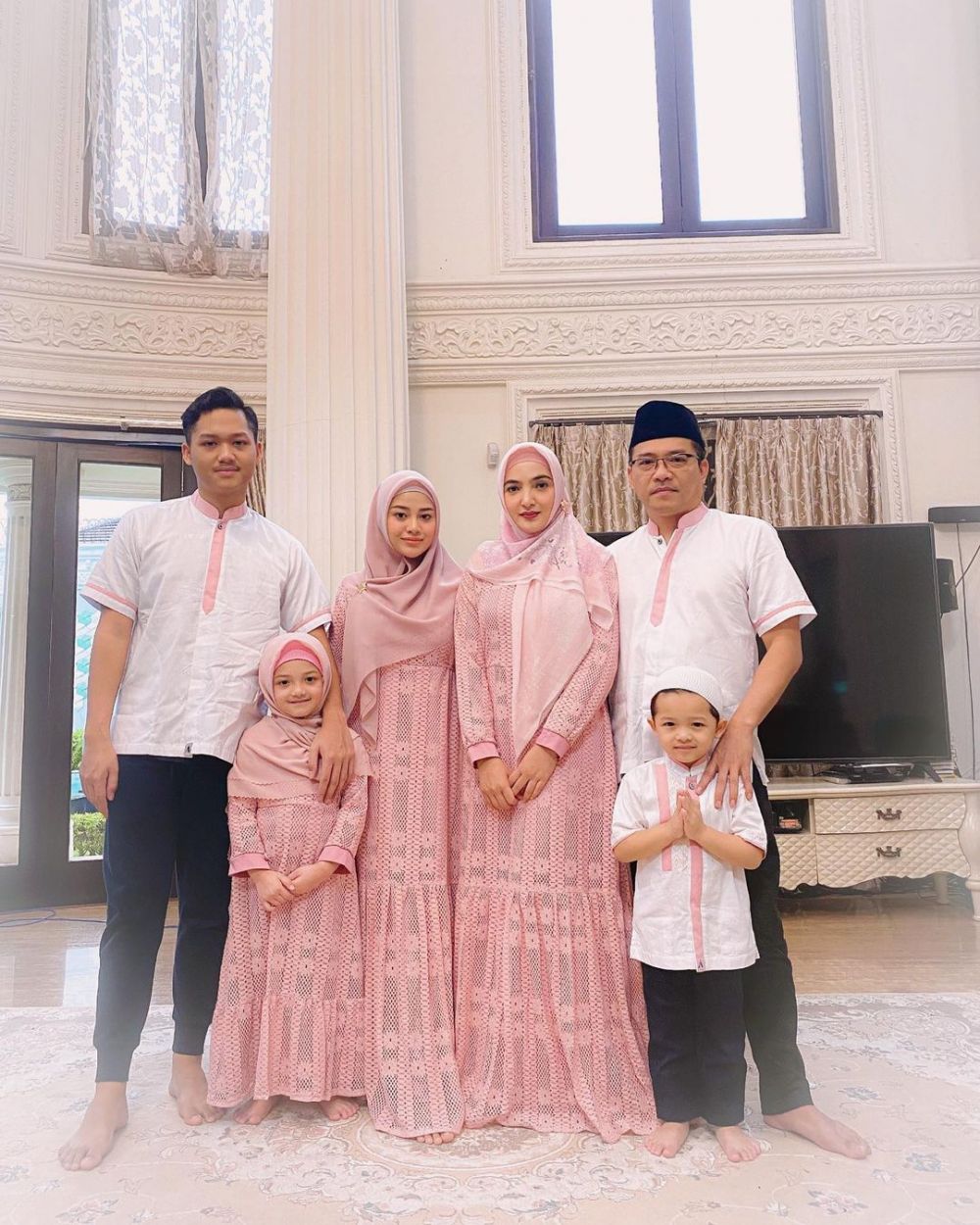 10 Gaya outfit keluarga Ashanty dari Ramadan hingga Idulfitri, kompak