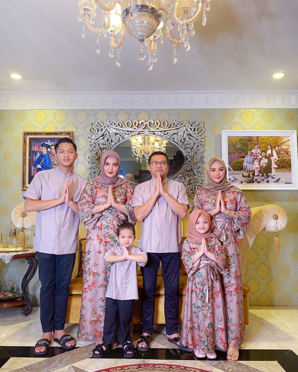10 Gaya outfit keluarga Ashanty dari Ramadan hingga Idulfitri, kompak