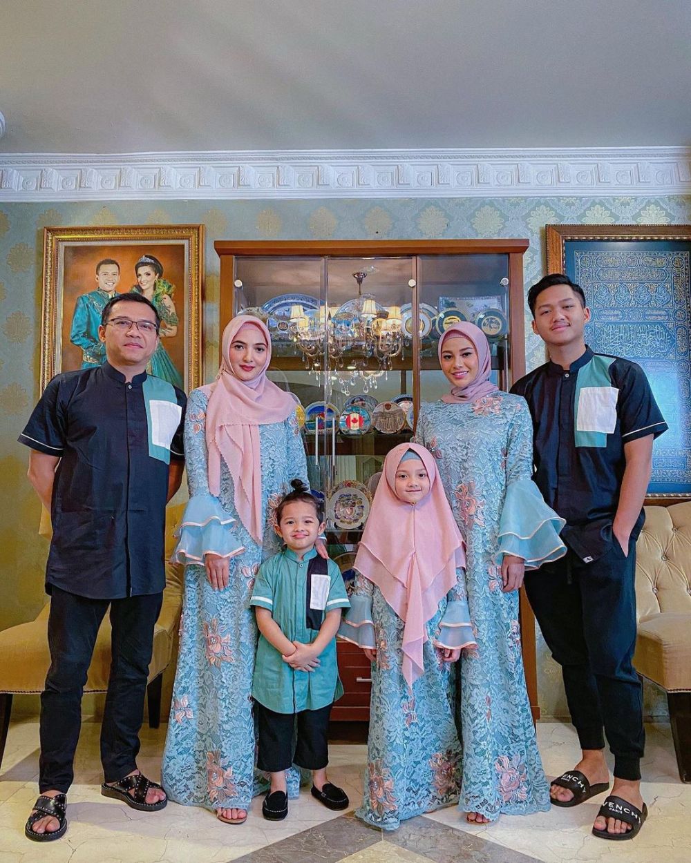 10 Gaya outfit keluarga Ashanty dari Ramadan hingga Idulfitri, kompak