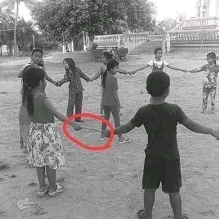 10 Momen canggung di tempat umum ini bikin senyum-senyum nggak jelas