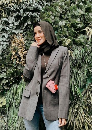 8 Gaya fashion padu padan hijab dan blazer ala Olla Ramlan, berkelas