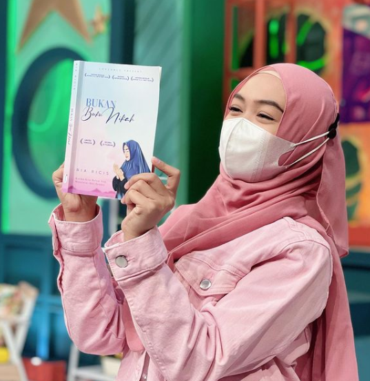 12 Potret transformasi gaya Ria Ricis, makin anggun