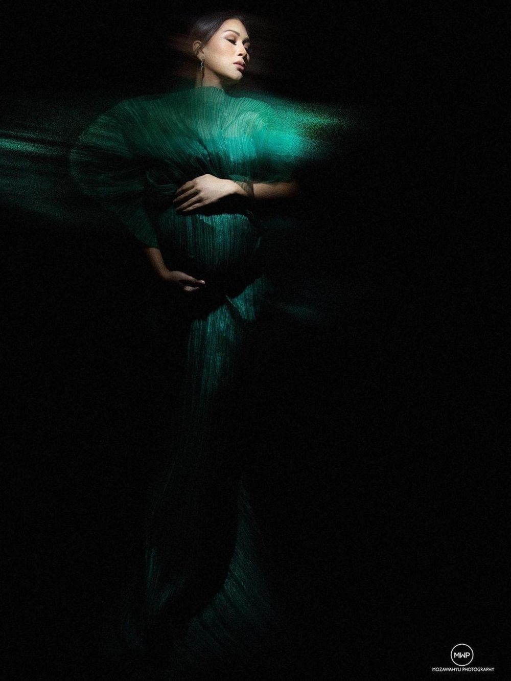 9 Gaya pemotretan maternity Tata Janeeta dalam 3 tema, menawan